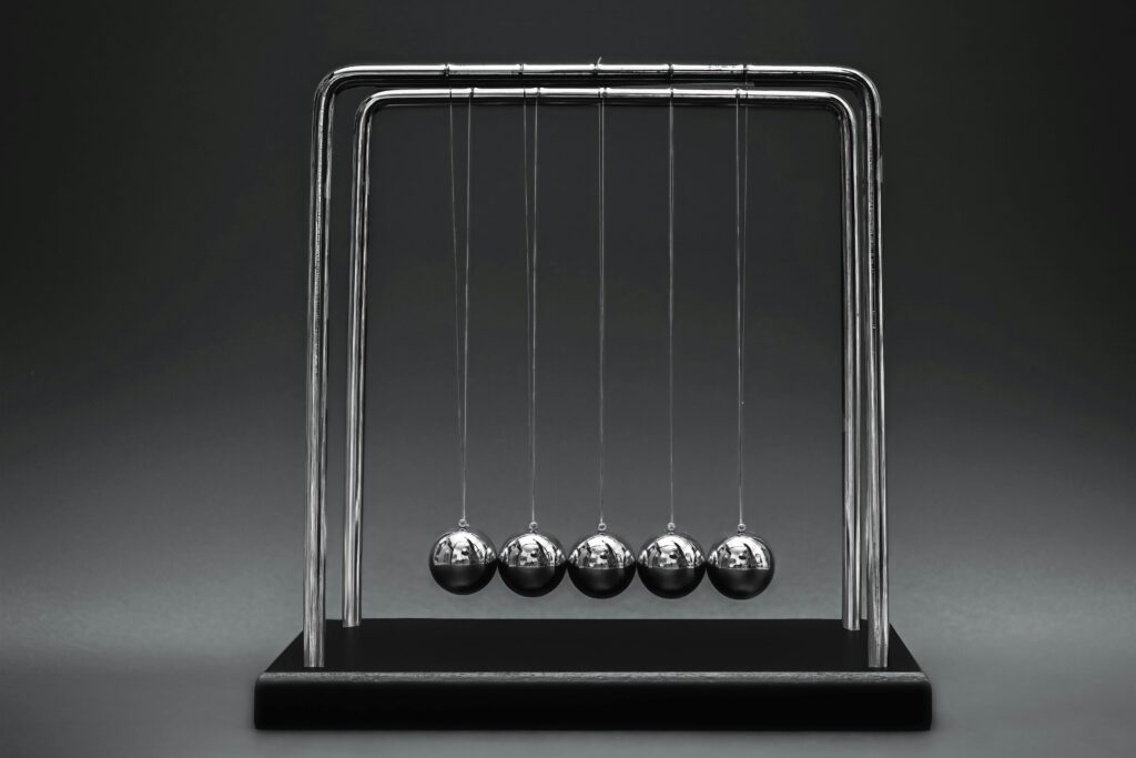 Lead magnet – kulki Newtona symbolizujące przyciąganie klientów i generowanie leadów w marketingu internetowym