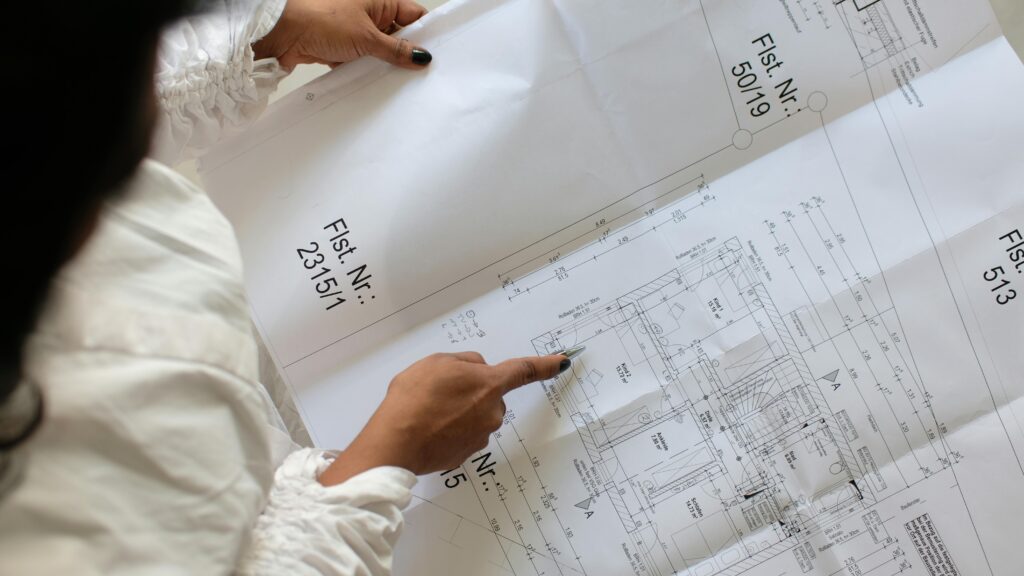 Ile kosztuje plan marketingowy? Sprawdź, co wpływa na cenę Plan architektoniczny w dłoniach – ile kosztuje plan marketingowy, wycena strategii marketingowej i budżet działań promocyjnych dla firmy