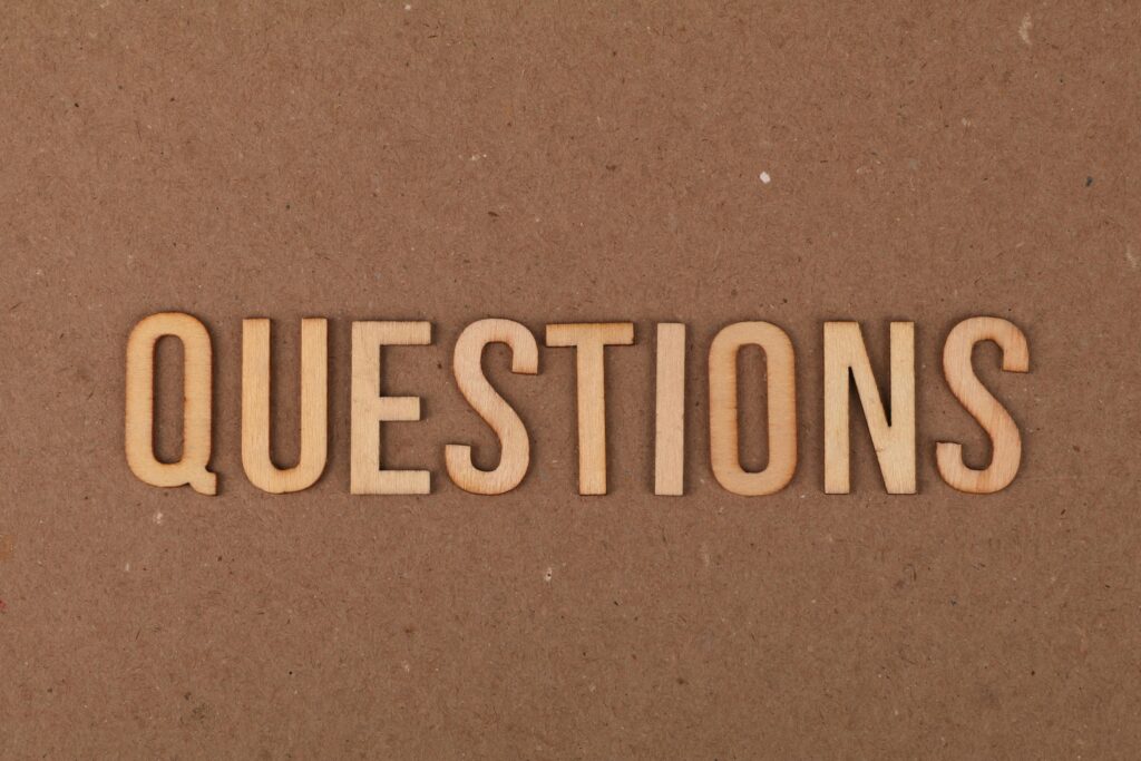 FAQ na stronie – jak wykorzystać Najczęściej Zadawane Pytania w SEO i marketingu? Napis FAQ (Frequently Asked Questions) z drewnianych liter – skrót FAQ, sekcja najczęściej zadawanych pytań na stronie internetowej dla SEO i UX