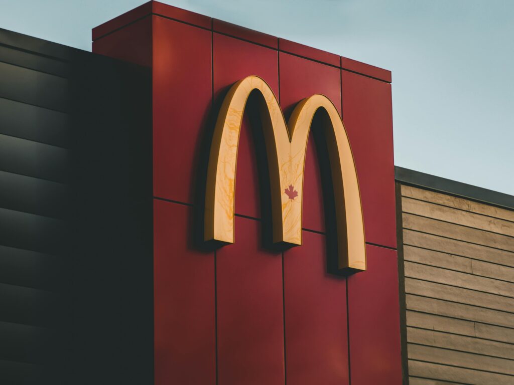 CoBranding – jak współpraca marek zwiększa zasięg i sprzedaż? Cobranding – logo znanej marki na elewacji budynku jako przykład współpracy i wspólnej strategii marketingowej firm.
