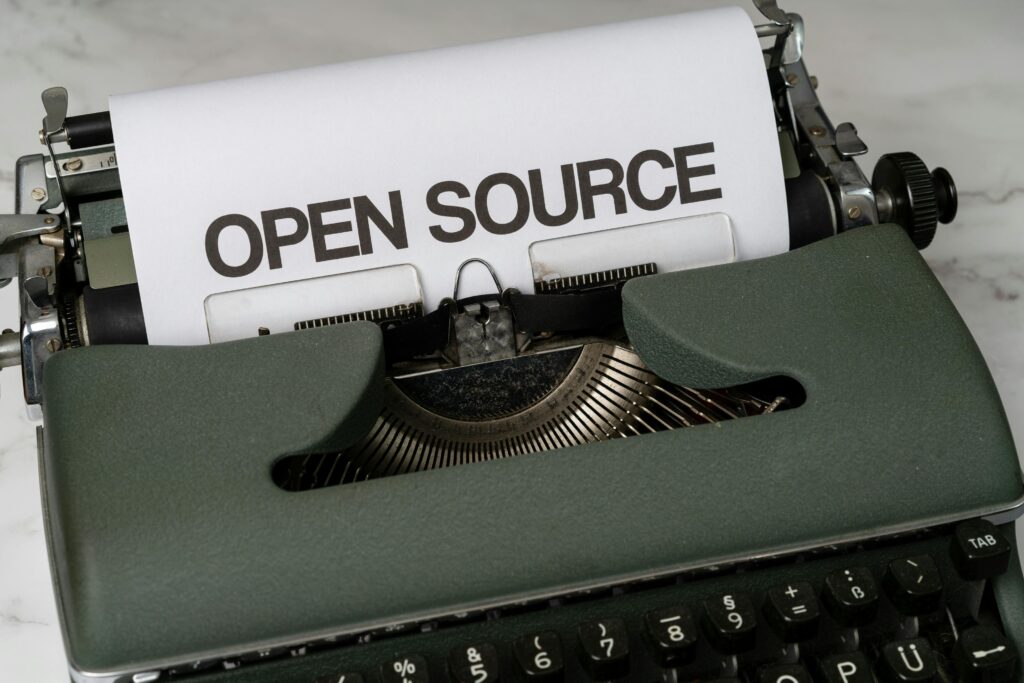 Open Rate (OR) – czym jest i jak zwiększyć współczynnik otwarć w e-mail marketingu? Open rate – napis na maszynie do pisania symbolizujący wskaźnik otwarć wiadomości e-mail w email marketingu.