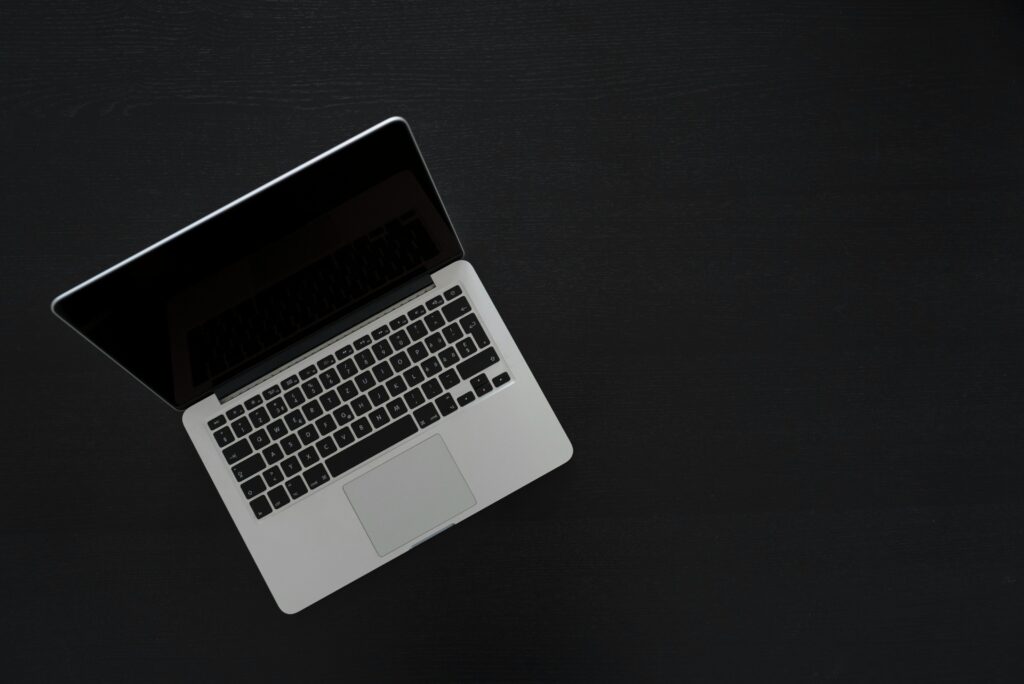 Reklama displayowa – co to jest i jak skutecznie wykorzystać ją w marketingu? Laptop na ciemnym tle – ilustracja reklamy display i kampanii banerowej w marketingu internetowym