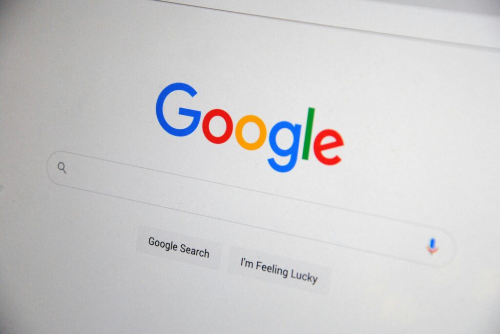 Jak skutecznie zarządzać kontem Google Ads i wycisnąć z niego maksimum wyników? Konto Google Ads – strona główna Google z logo i wyszukiwarką online