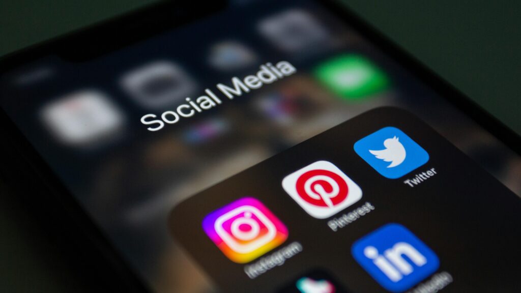 Social marketing – aplikacje mediów społecznościowych na ekranie smartfona symbolizujące marketing w social media i promocję marki online