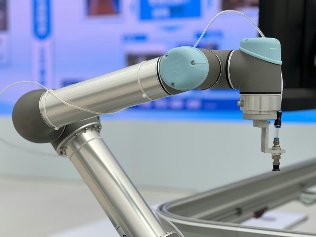 Marketing Automation – co to jest i jak działa automatic marketing? Marketing automation – zautomatyzowany system zarządzania procesami marketingowymi przedstawiony jako robotyczne ramię symbolizujące automatyzację działań marketingowych i sprzedażowych.