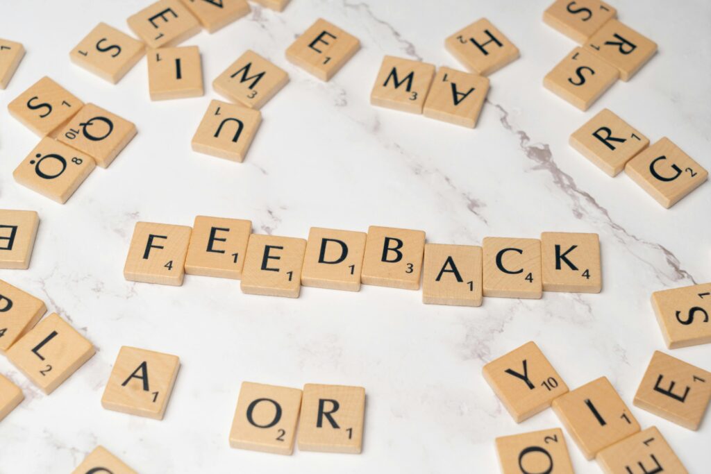 Klocki z napisem „FEEDBACK” – feedback link, czyli link prowadzący do formularza lub strony, na której użytkownicy mogą zostawić opinię, ocenę lub sugestię dotyczącą produktu, usługi lub strony internetowej.