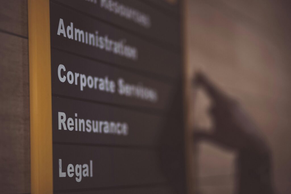 Brand Purpose – jak cel marki buduje przewagę w marketingu internetowym? Brand purpose – tablica z nazwami działów firmy symbolizująca misję marki, wartości organizacyjne i strategiczny cel działalności przedsiębiorstwa