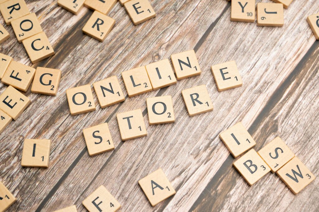 Content marketing na marketplace – jak zwiększyć sprzedaż dzięki treściom? Klocki z literami tworzące napis online store – content marketing marketplace, sprzedaż treści i strategie marketingowe dla e-commerce
