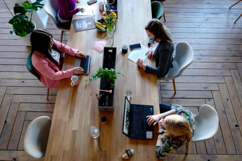 Zarządzanie marketingowe – jak budować przewagę konkurencyjną w dynamicznym rynku? Zarządzanie marketingowe – zespół pracowników omawia strategię marketingową przy wspólnym stole w nowoczesnym biurze.