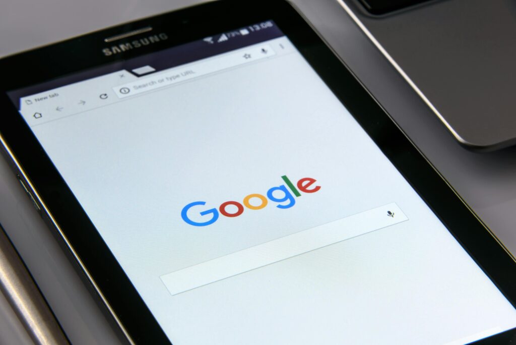 Reklama w Google za darmo – jak promować firmę bez budżetu reklamowego? Reklama w Google za darmo – wyszukiwarka Google na tablecie symbolizująca bezpłatną promocję firmy w internecie