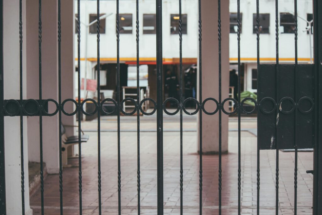 Gated Content – jak skutecznie generować leady dzięki treściom premium? Zamknięta brama jako symbol gated content – treści premium dostępne po rejestracji, lead magnet i strategia pozyskiwania kontaktów w marketingu online