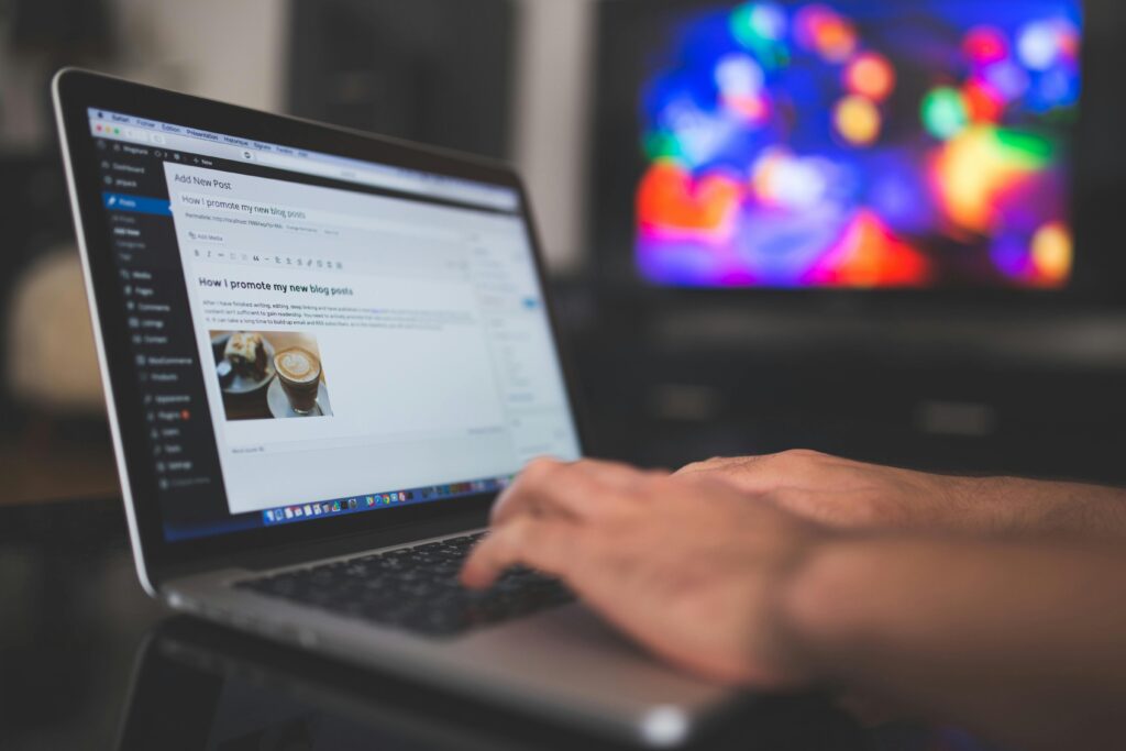Jak pisać teksty, które podbijają Google i angażują czytelników? Pisanie artykułu na laptopie – jak napisać dobry tekst, skuteczny copywriting, tworzenie wartościowych treści SEO i content marketing