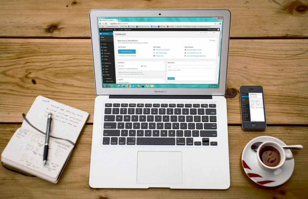 Marketing blog – jak zwiększyć widoczność i sprzedaż dzięki blogowi firmowemu? Marketing blog – laptop z otwartym panelem WordPress na biurku, symbolizujący tworzenie treści i prowadzenie bloga marketingowego.