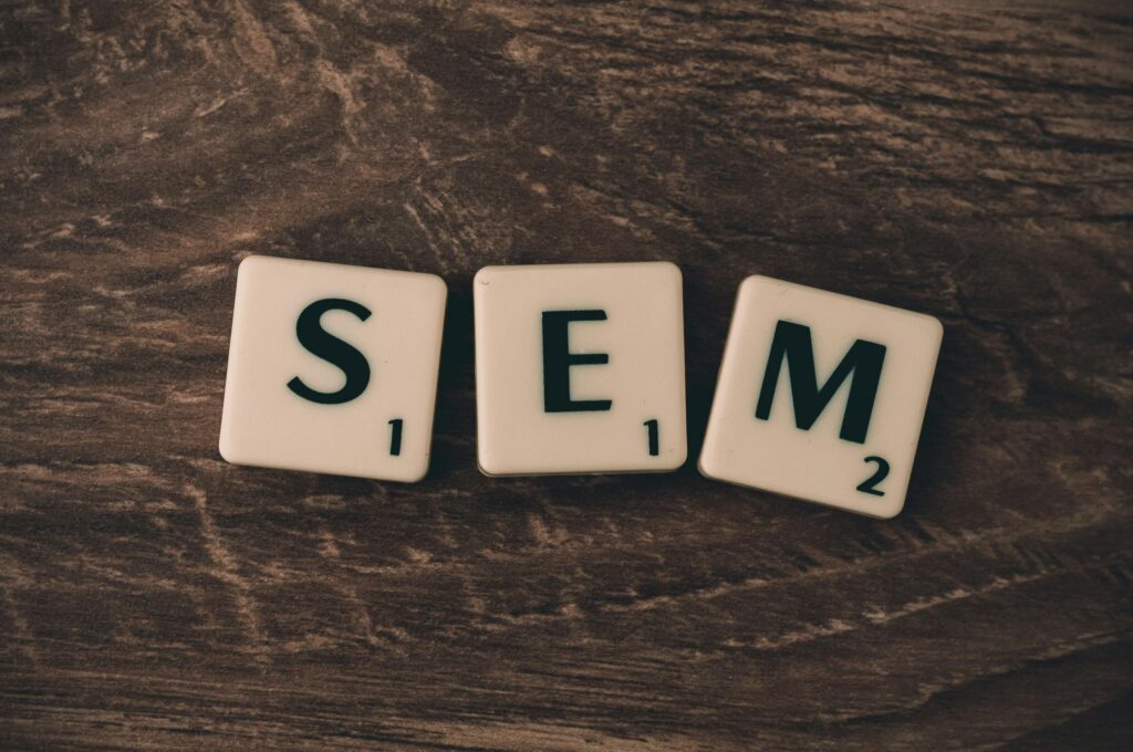 SEM content marketing – strategia łącząca działania Search Engine Marketing (SEM) z content marketingiem, polegająca na promowaniu wartościowych treści (np. artykułów, poradników, landing page’y) za pomocą płatnych kampanii w wyszukiwarkach, głównie Google Ads, w celu zwiększenia ruchu, widoczności i konwersji.