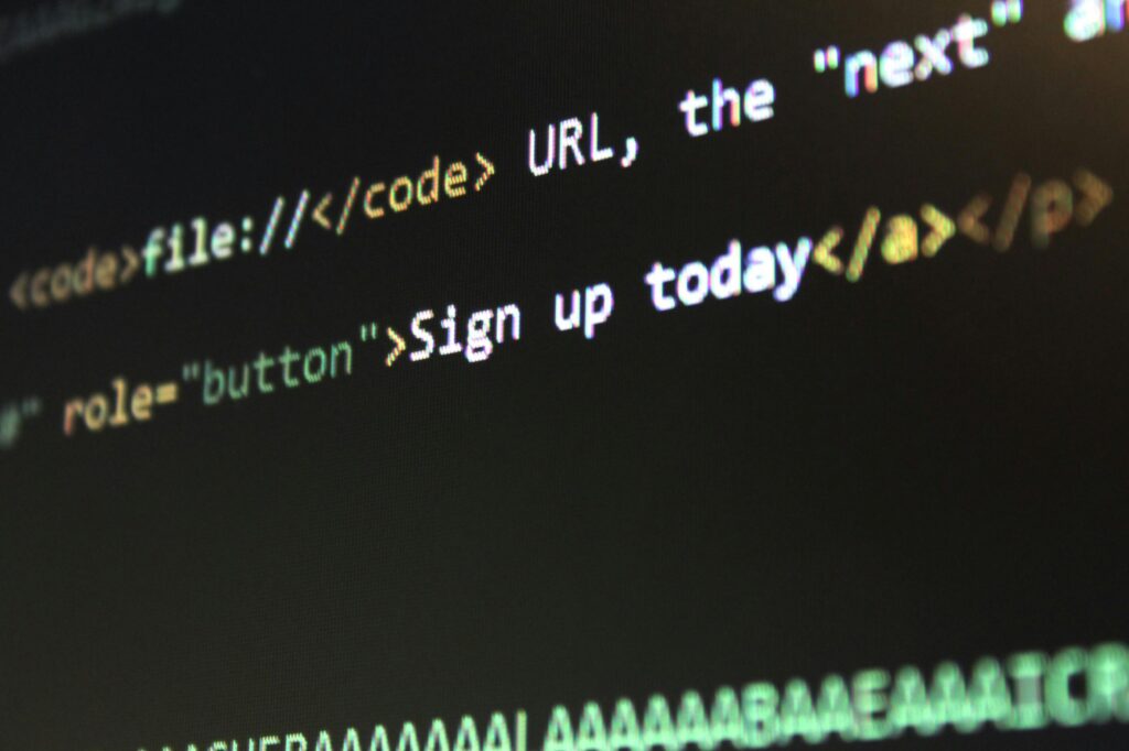 CSR – czym jest społeczna odpowiedzialność biznesu i dlaczego ma znaczenie? CSR skrót – kod HTML na ekranie komputera jako symbol Corporate Social Responsibility w biznesie i marketingu online