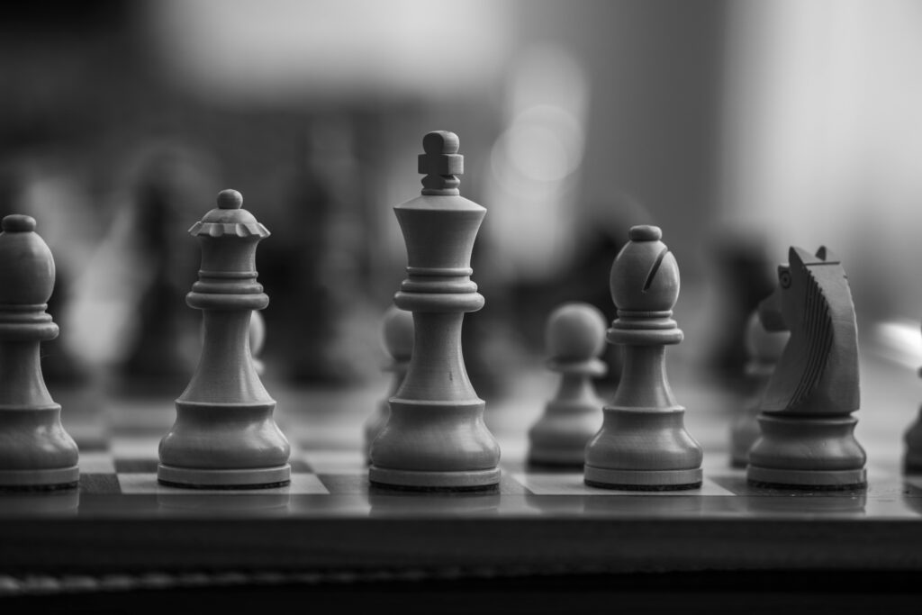 Strategia reklamowa – jak stworzyć plan, który realnie zwiększa sprzedaż? Strategia reklamowa – figury szachowe na planszy symbolizujące planowanie działań marketingowych i długofalową strategię promocji marki