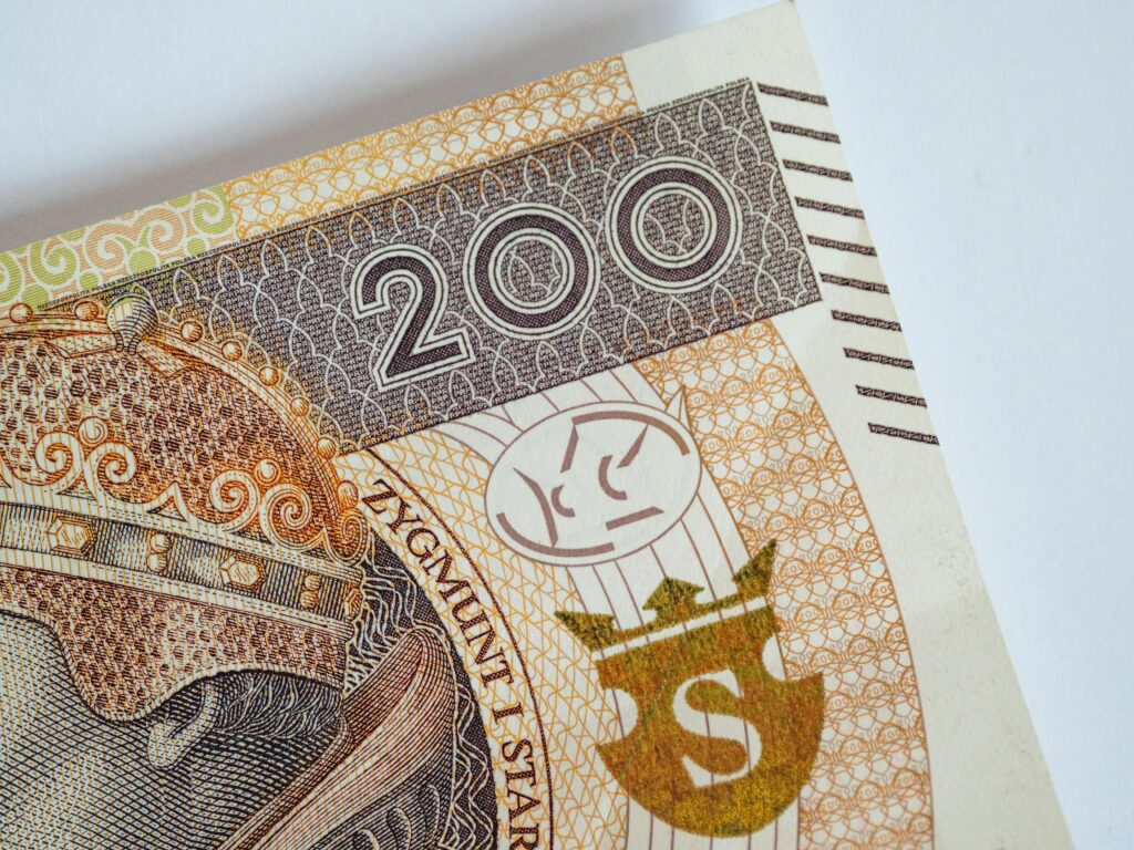 Marketing afiliacyjny – zarobki zależą od branży, modelu rozliczeń (CPC, CPL, CPS), jakości ruchu oraz skali działań. Początkujący afilianci zarabiają zwykle od kilkuset do kilku tysięcy złotych miesięcznie, natomiast doświadczeni wydawcy z rozbudowanymi stronami, blogami lub kampaniami płatnymi mogą osiągać dochody rzędu kilku–kilkudziesięciu tysięcy złotych miesięcznie, a w niektórych branżach (np. finanse, e-commerce, IT) nawet więcej.