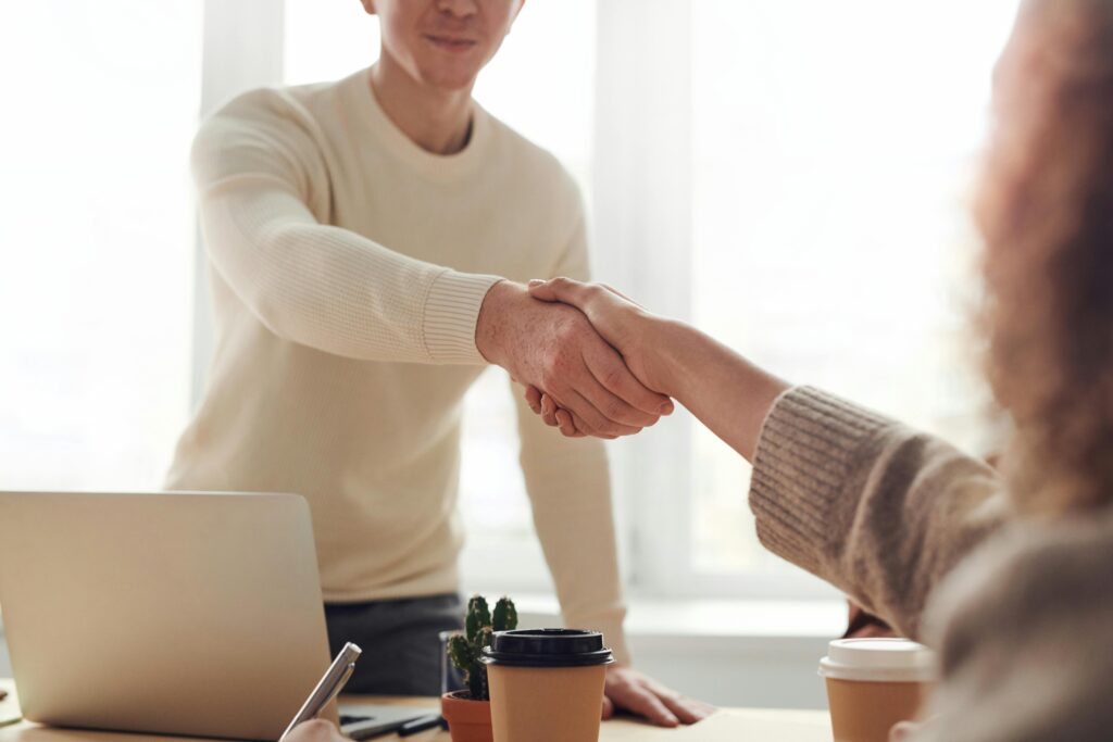 Marketing partnerski – strategia współpracy między firmami polegająca na wspólnych działaniach promocyjnych, wymianie zasobów, klientów lub kanałów dystrybucji w celu zwiększenia sprzedaży, zasięgu i rozpoznawalności marki przy obopólnych korzyściach biznesowych.