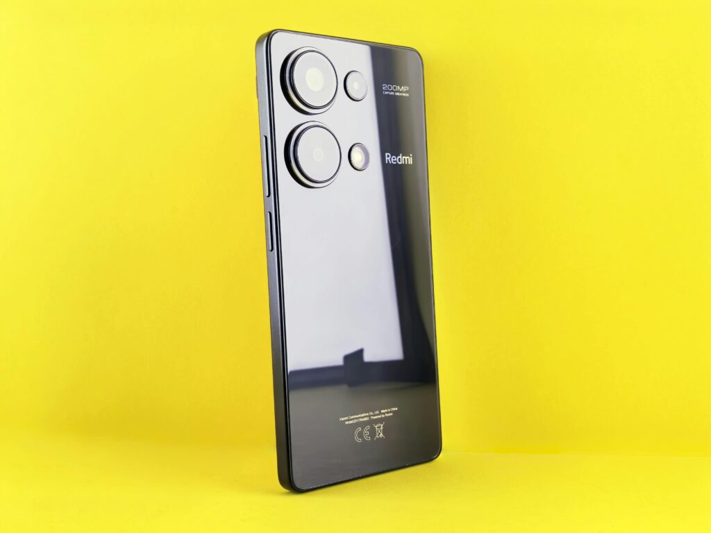 Reklama telefonów – jak skutecznie promować smartfony na konkurencyjnym rynku? Reklama telefon – nowoczesny smartfon z potrójnym aparatem 200 MP prezentowany na żółtym tle w ujęciu produktowym.