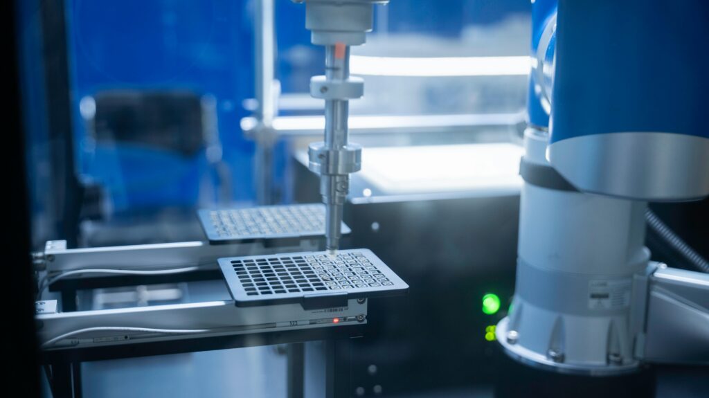 Marketing automation – jak skutecznie wdrożyć strategię automatyzacji marketingu? Marketing automation strategie – zautomatyzowany proces technologiczny symbolizujący automatyzację działań marketingowych i zarządzanie kampaniami.