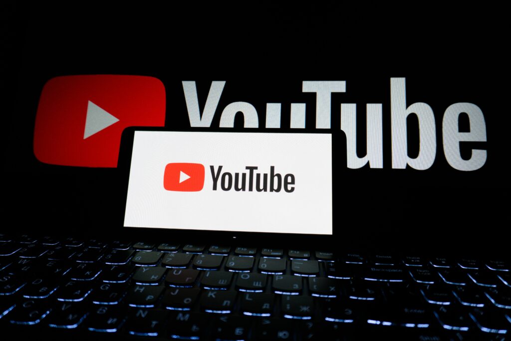 Ile kosztuje reklama na YouTube? Sprawdź realne stawki Logo YouTube na ekranie laptopa – ile kosztuje reklama na YouTube i kampania wideo Google Ads