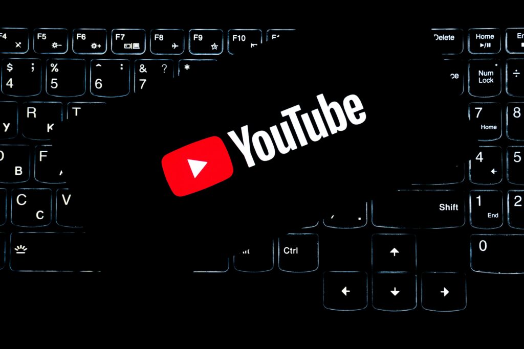 Reklamy na YouTube – jak skutecznie promować markę wideo i zwiększać sprzedaż? Reklamy YT – logo YouTube na klawiaturze komputera symbolizujące kampanie reklamowe w serwisie wideo online