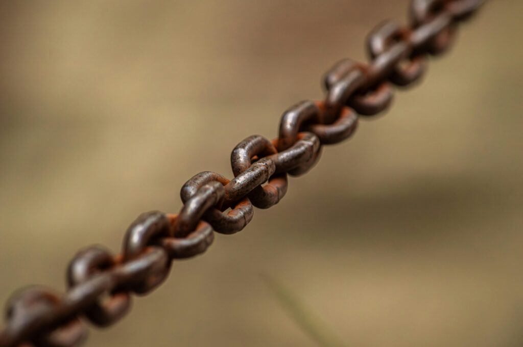 Link do strony – co to jest i dlaczego ma kluczowe znaczenie w Internecie? Link do strony – metalowy łańcuch symbolizujący połączenie między stronami internetowymi i budowanie linkowania.