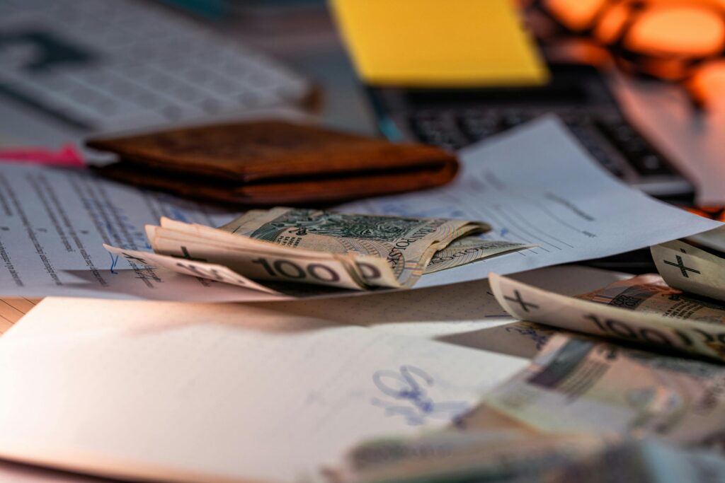 GDN i model CPM – jak zwiększyć zasięg i efektywność kampanii display? Banknoty i dokumenty na biurku – Google Display Network CPM, model rozliczeń za 1000 wyświetleń i budżet kampanii reklamowej online