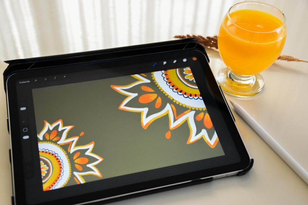 Digital – co to znaczy i dlaczego jest kluczowe w nowoczesnym marketingu? Digital – tablet graficzny z rysunkiem wektorowym i rysikiem jako symbol technologii cyfrowych, transformacji digital oraz marketingu internetowego