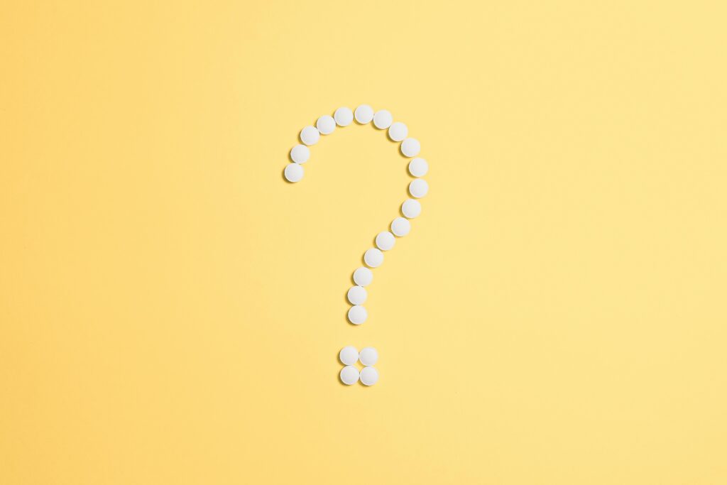 Quora – co to jest i jak wykorzystać ją do zdobywania wiedzy oraz budowania marki? Quora co to – znak zapytania symbolizujący pytania i odpowiedzi na platformie Quora.
