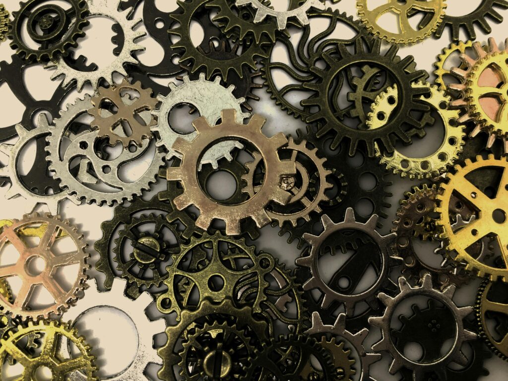 Marketing przemysłowy – jak skutecznie zdobywać klientów w sektorze B2B? Marketing przemysłowy – metalowe koła zębate jako symbol procesów produkcyjnych, automatyzacji i strategii marketingowej w sektorze przemysłowym B2B