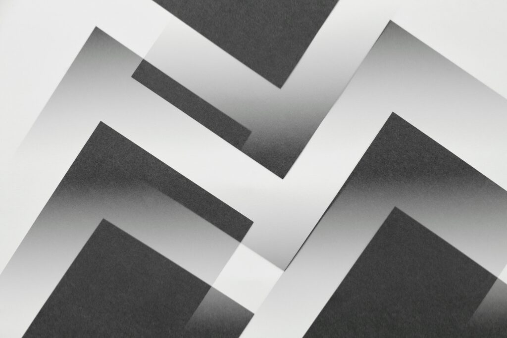 CTA Instagram – abstrakcyjne geometryczne tło w odcieniach szarości jako grafika do posta z wezwaniem do działania w mediach społecznościowych
