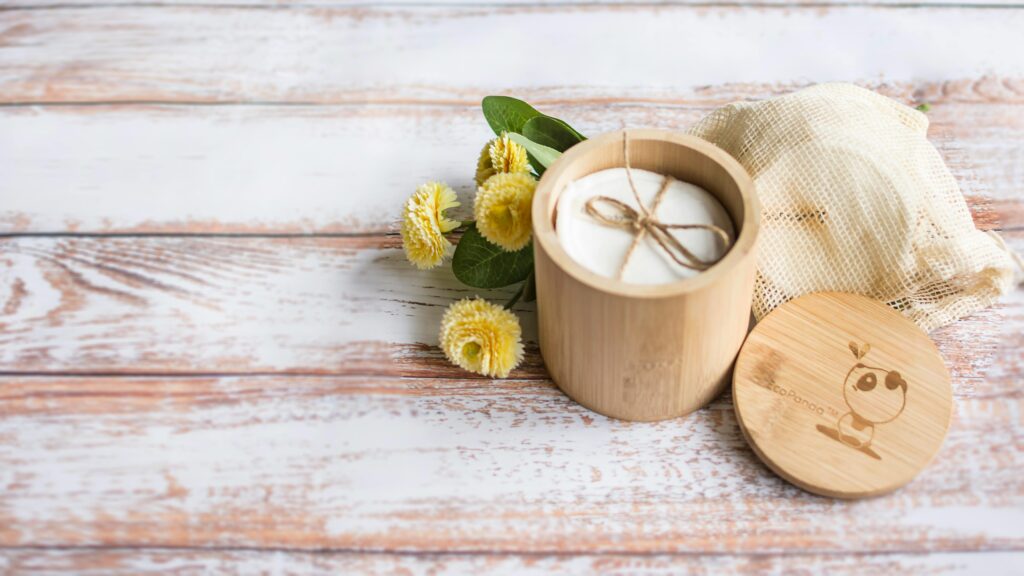 Evergreen content – jak tworzyć treści, które generują ruch przez lata? Evergreen content – naturalny produkt w drewnianym opakowaniu symbolizujący ponadczasowe, wartościowe treści aktualne przez długi czas