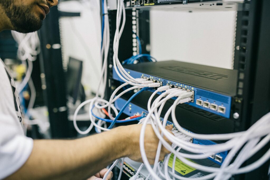 Audience Network – jak zwiększyć zasięg kampanii poza Facebookiem? Audience Network – serwerownia z urządzeniami sieciowymi symbolizująca sieć reklamową rozszerzającą zasięg kampanii poza główną platformę