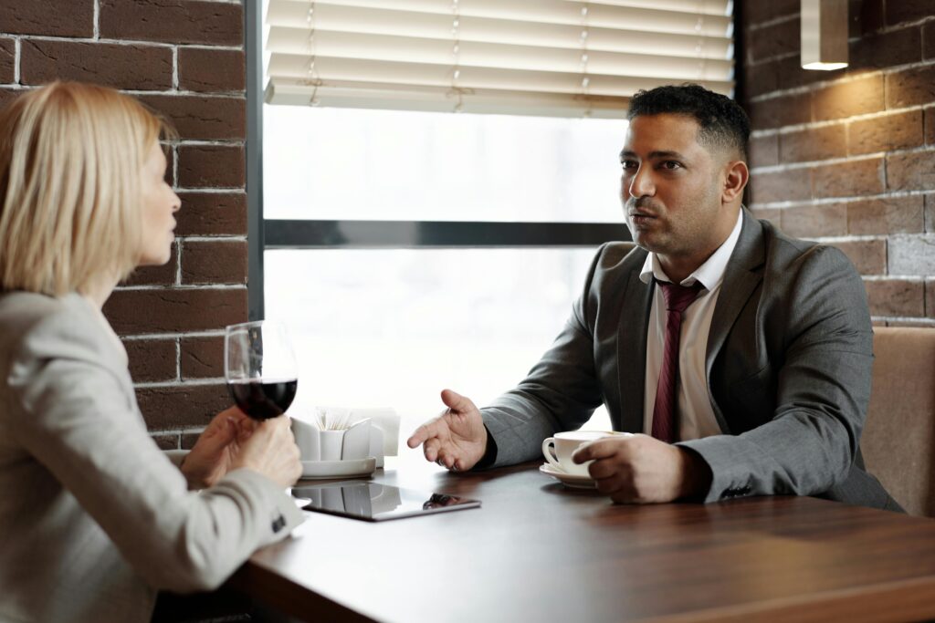 Social selling – spotkanie biznesowe przy kawie symbolizujące budowanie relacji i sprzedaż poprzez networking w mediach społecznościowych