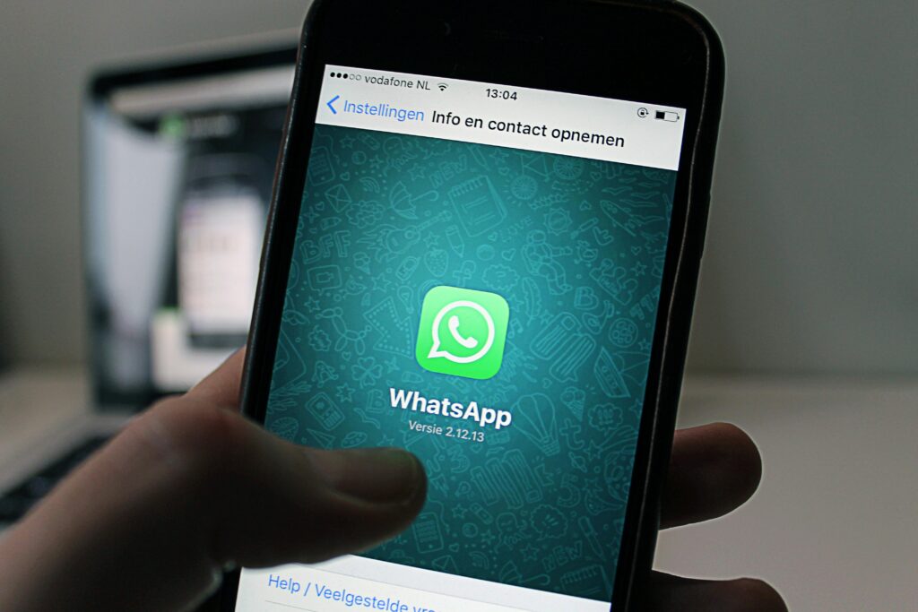 Ekran smartfona z aplikacją WhatsApp symbolizujący pytanie kiedy powstał WhatsApp oraz historię rozwoju popularnego komunikatora.
