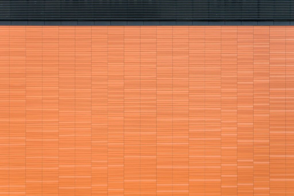 Platforma marketingowa – jak wybrać narzędzie, które realnie wspiera sprzedaż? Platforma marketingowa – nowoczesna elewacja budynku z geometrycznym układem paneli jako metafora zintegrowanego systemu i narzędzi do zarządzania działaniami marketingowymi online
