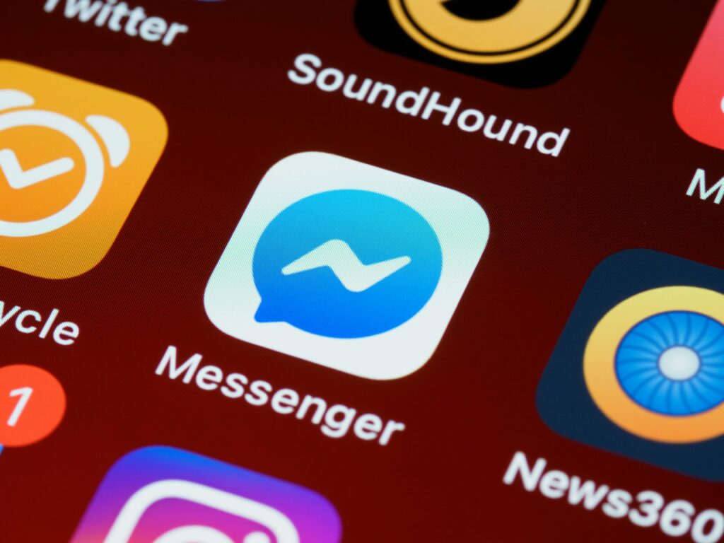 Retargeting na Facebook Messenger – jak zwiększyć konwersję dzięki wiadomościom? Ikona aplikacji Messenger na ekranie smartfona – Facebook Messenger retargeting, kampanie remarketingowe i automatyzacja komunikacji w Meta Ads