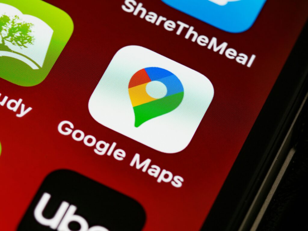 Jak dodać firmę do Google Maps? Kompletny poradnik krok po kroku Dodaj firmę Google – ikona Google Maps na smartfonie jako symbol dodawania firmy do Google Moja Firma i wizytówki w Google Maps