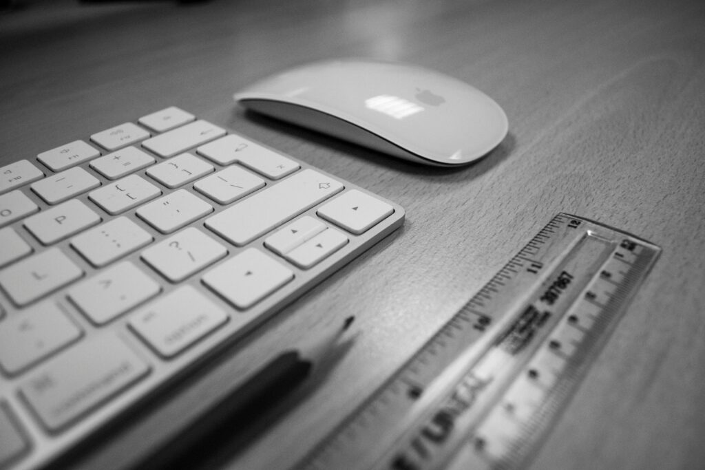 Lead generation B2B – jak skutecznie pozyskiwać klientów biznesowych? Pozyskiwanie leadów – klawiatura, mysz i narzędzia biurowe symbolizujące generowanie leadów oraz działania marketingowe online