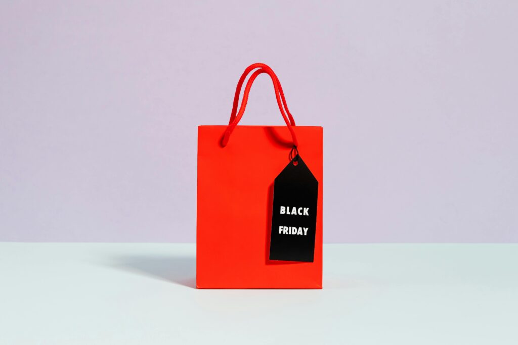 Promocja sprzedaży – definicja, narzędzia i skuteczna strategia Czerwona torba z metką Black Friday – promocja sprzedaży co to i jak zwiększa wyniki sklepu