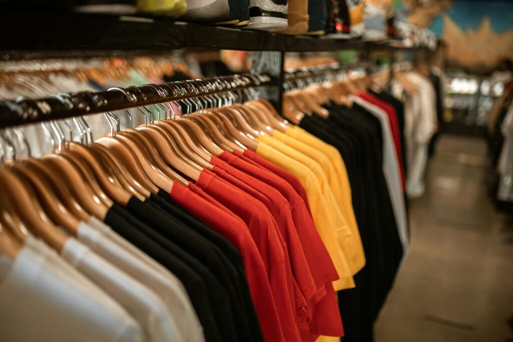 Retail marketing – działania marketingowe prowadzone przez sprzedawców detalicznych w celu zwiększenia sprzedaży produktów w sklepach stacjonarnych i online, obejmujące m.in. merchandising, promocje, ekspozycję towarów, programy lojalnościowe oraz kampanie reklamowe skierowane bezpośrednio do konsumentów.