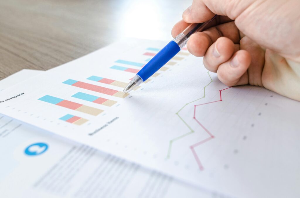 Referral marketing – jak skutecznie zwiększyć sprzedaż dzięki rekomendacjom? Referral marketing – analiza wykresów i danych sprzedażowych jako symbol skutecznego programu poleceń i marketingu rekomendacji zwiększającego konwersję klientów