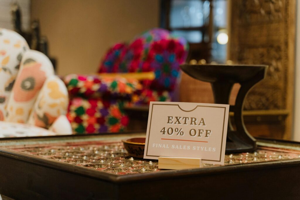 Tabliczka z napisem Extra 40% Off w sklepie – upselling co to i jak zwiększać wartość koszyka klienta