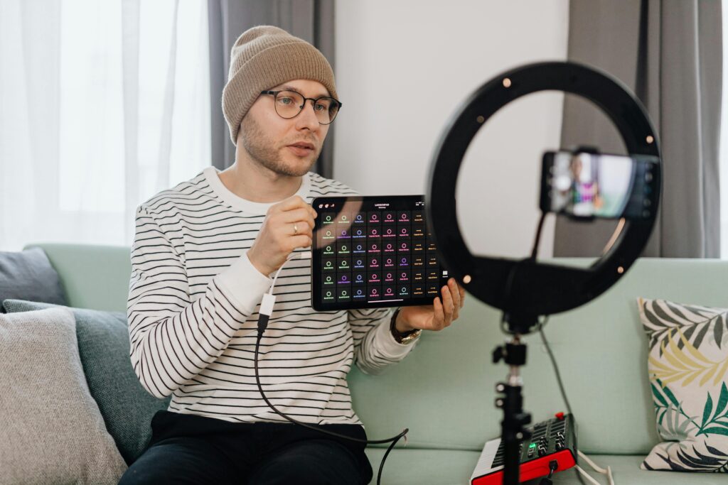 Content plan – jak stworzyć skuteczny plan treści krok po kroku? Twórca internetowy nagrywający wideo z tabletem przed ring lightem – planowanie i realizacja content planu do social media oraz marketingu online