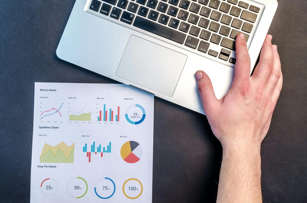 Konwersje w Google Ads – jak optymalizować kampanie, by zwiększyć wyniki? Konwersja Google Ads – analiza wykresów i danych marketingowych na laptopie symbolizująca pomiar skuteczności kampanii reklamowej.