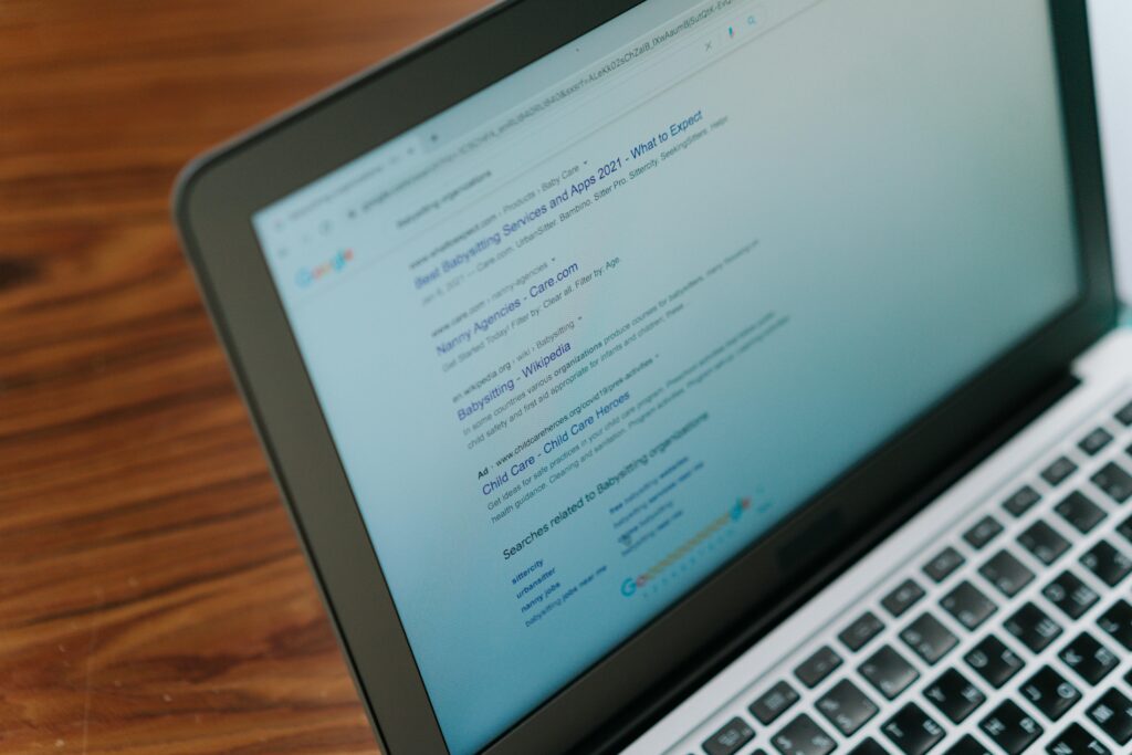 Google Partner Premier – jak zdobyć najwyższy status i zyskać przewagę na rynku? Google Partner Premier – ekran laptopa z wynikami wyszukiwania Google symbolizujący zaawansowaną współpracę z Google Ads oraz najwyższy status partnerski w programie Google Partners.