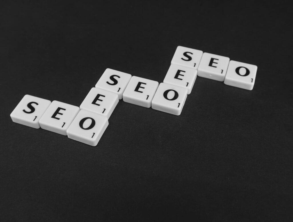 Klocki z napisem SEO na czarnym tle – invette pozycjonowanie opinie dotyczące skutecznych działań SEO, widoczności w Google i budowania pozycji marki w internecie.