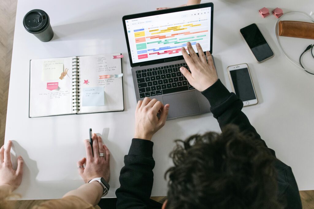 Gdzie reklamować usługi i produkty w internecie? Najskuteczniejsze kanały promocji Reklama firmy w sieci – planowanie kampanii marketingowej online przy laptopie z harmonogramem działań i analizą strategii promocji w internecie