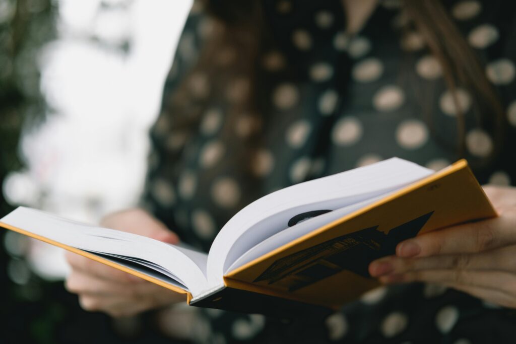 Personalizacja w marketingu – jak zwiększa zaangażowanie i sprzedaż? Co to jest personalizacja – osoba czytająca książkę symbolizująca dopasowanie treści i oferty do indywidualnych potrzeb odbiorcy